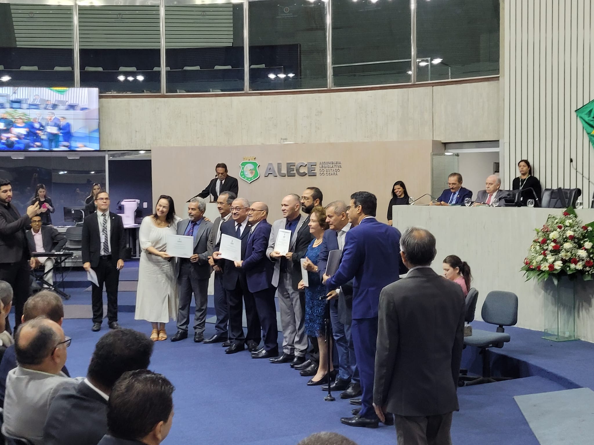Entrega da homenagem pelos deputados Dra. Silvana Oliveira e deputado federal Jaziel Pereira de Sousa