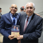 Pastor Antonio José, recebe o livro "Vidas que marcaram Vidas" das mãos do pastor Abner Grangeiro.