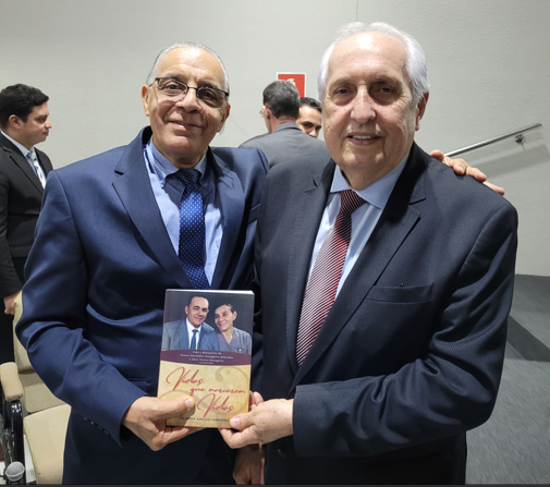 Pastor Antonio José, recebe o livro "Vidas que marcaram Vidas" das mãos do pastor Abner Grangeiro.