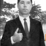 Pastor Bastos em posse histórica com a sua Bíblia em prontidão para o combate.