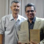 Pr. Ronaldo Rodrigues (diretor da CPAD) recebe relíquias da mão de Carlos Castro.