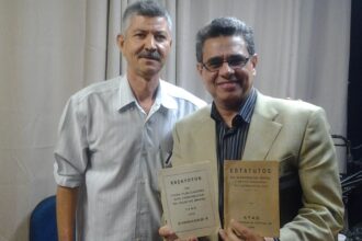 Pr. Ronaldo Rodrigues (diretor da CPAD) recebe relíquias da mão de Carlos Castro.