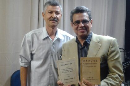 Pr. Ronaldo Rodrigues (diretor da CPAD) recebe relíquias da mão de Carlos Castro.